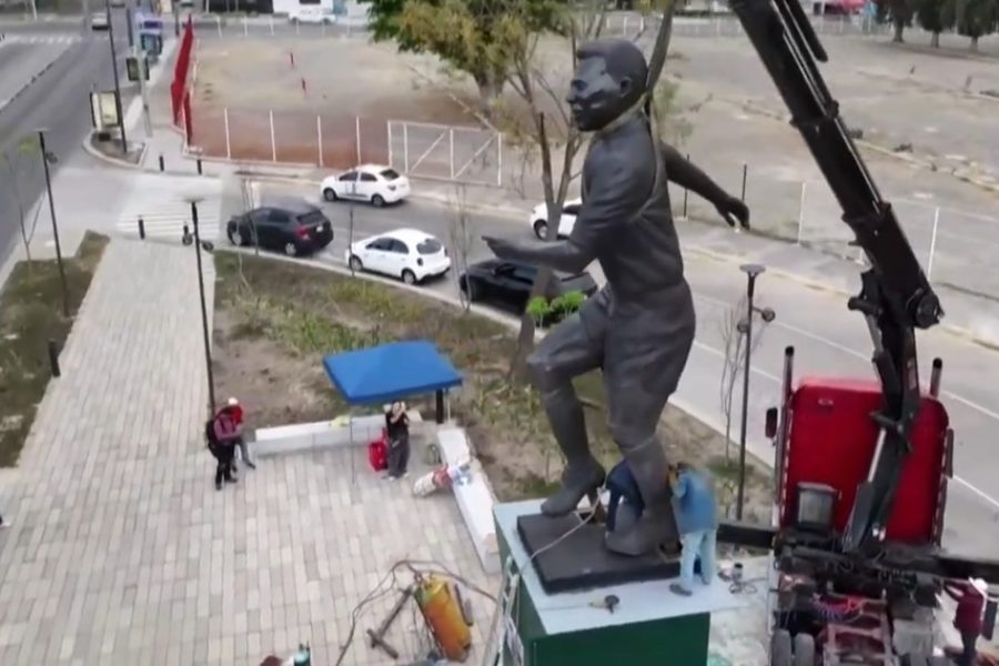 Kupa e Botës 2026, Pelé nderohet me statujë bronzi! Vendoset jashtë stadiumit Estadio Jalisco (VIDEO)