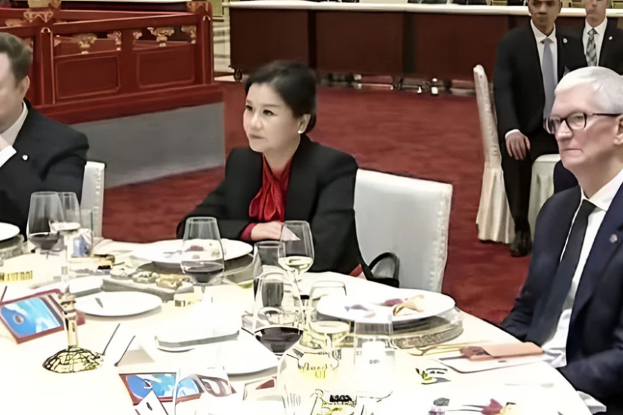 Nga varfëria në miliarda, kush është Zhu Chunfei, biznesmenja kineze përkrah Musk dhe Tim Cook