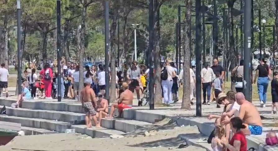 Temperaturat e larta sjellin dyndje pushuesish në bregdetin e Vlorës  VIDEO 