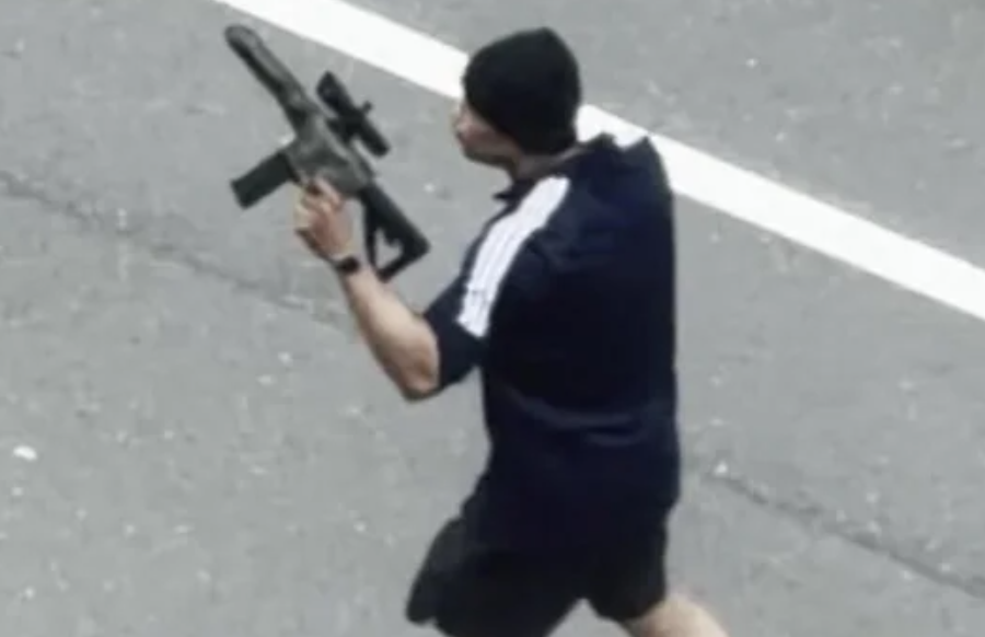 Dy të plagosur dhe panik pas të shtënave masive me armë në Massachusetts, arrestohet autori
