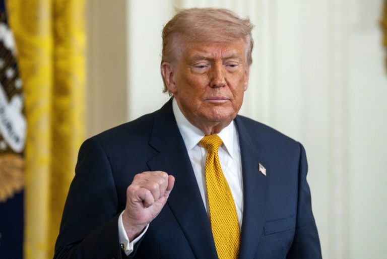Trump kërkon që Pulte të pushojë nga puna punonjësit e komunitetit të inteligjencës