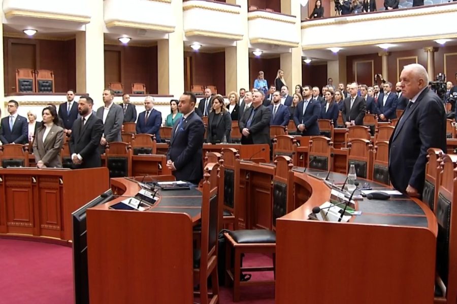 Kuvendi një minutë heshtje për ndarjen nga jeta të Servet Pëllumbit