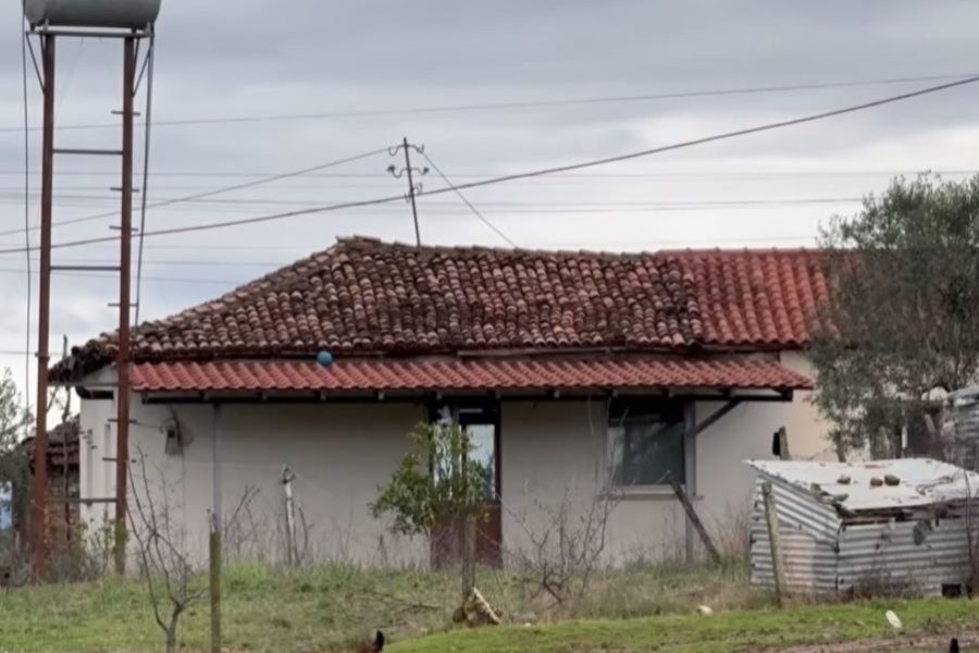 Qarrishta mes braktisjes dhe kujtesës së një jete që po shuhet