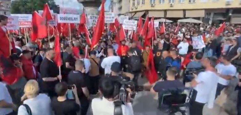 Studentët në Maqedoninë e Veriut për gjuhën shqipe, vendosin pankarta në Gjykatën Kushtetuese