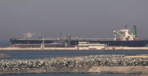 Si Emiratet e Bashkuara Arabe kalojnë anijet me naftë në Hormuz