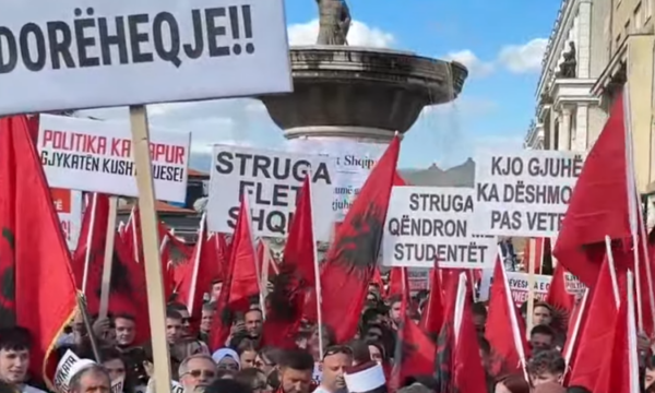 “Gjuha shqipe nuk negociohet”, paralajmërohet protestë në Tiranë në mbështetje të studentëve shqiptarë në RMV