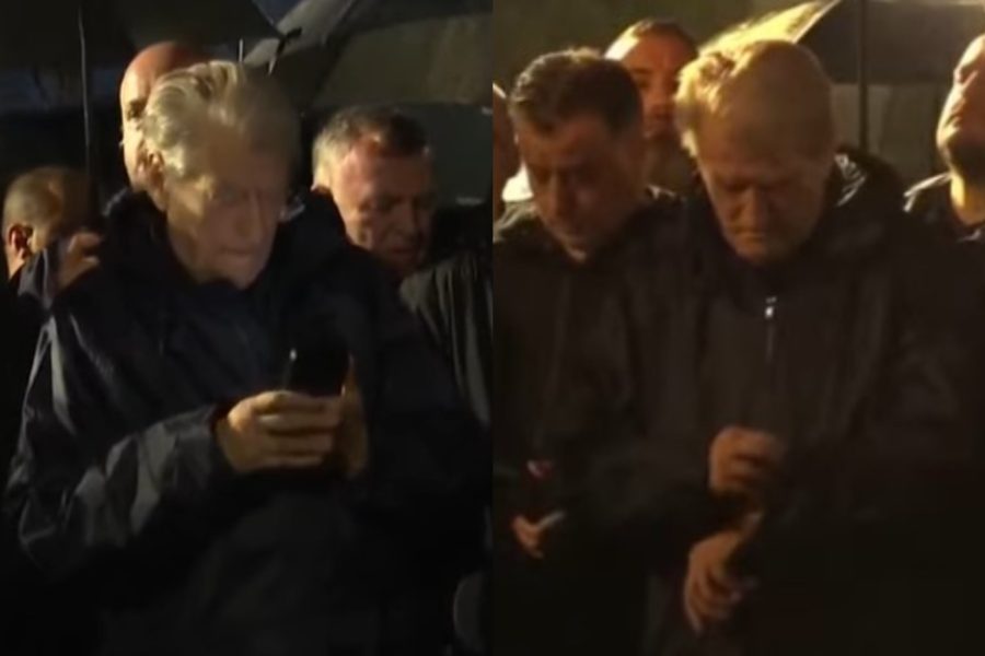 Berisha nuk i ndahet celularit në protestë, shikon disa herë edhe orën