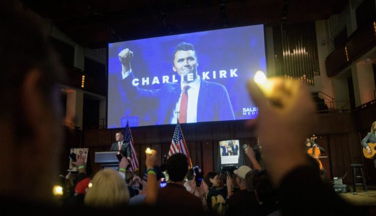Charlie Kirk, 485,000 dollarë dëmshpërblim për biologen e pushuar nga puna për komentin mbi vrasjen
