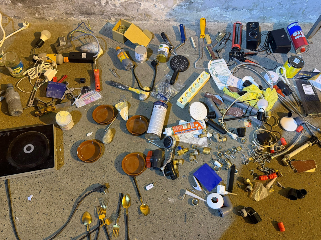 foto-aksion-blic-ne-burgun-e-fushe-krujes-sekuestrohen-telefona-dhe-sende-te-ndaluara