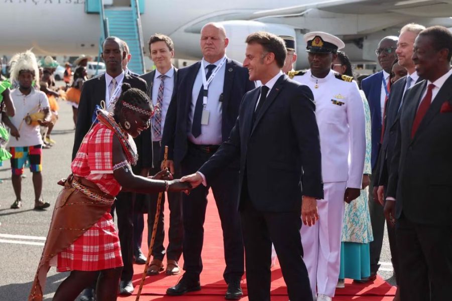 “Dëgjoni ose largohuni”, Macron ndërpret samitin në Nairobi për shkak të zhurmës në sallë (VIDEO)