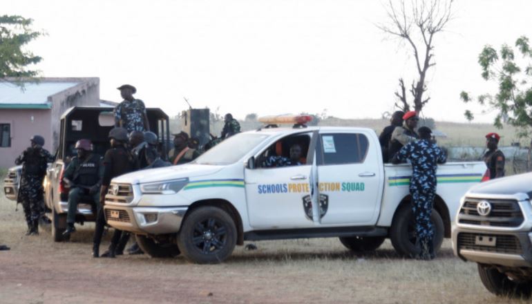 Persona të armatosur vrasin një mësues dhe rrëmbejnë të paktën 39 nxënës në Nigeri
