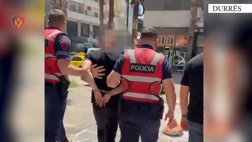 Në kërkim nga Italia për trafik droge, plagosje dhe armëmbajtje pa leje, në pranga 2 persona (EMRAT)