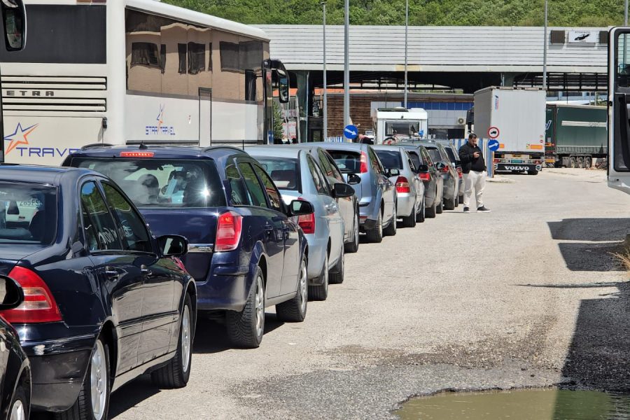 Trafik kilometrik në Kapshticë, qytetarët me orë të tëra në radhë për të kaluar në Greqi