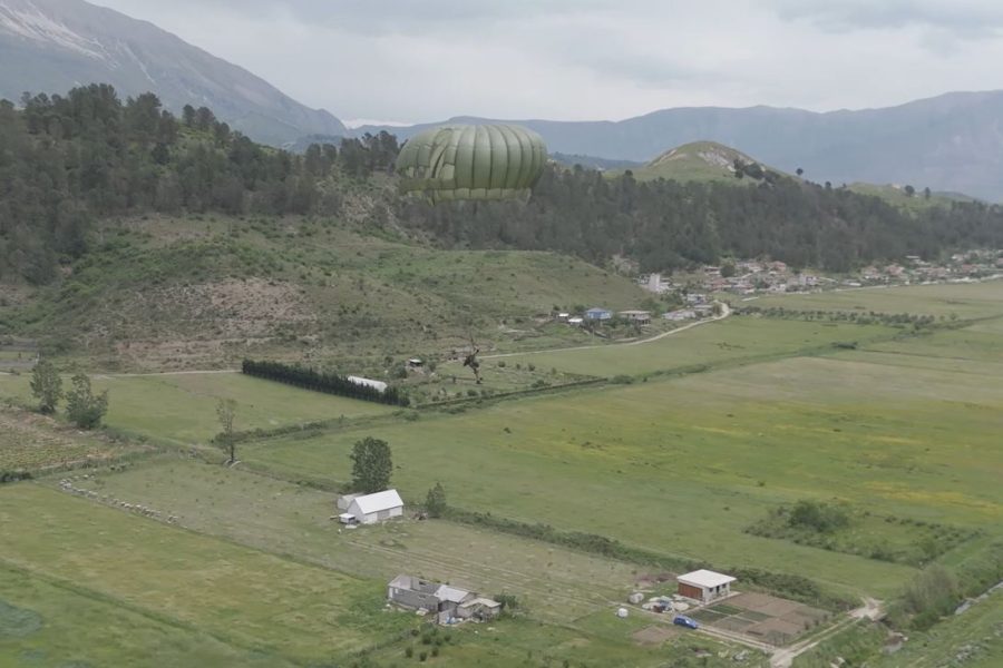 Gjirokastër, 50 parashutistë nga Italia çelin sezonin turistik në aerodromin e qytetit të gurtë