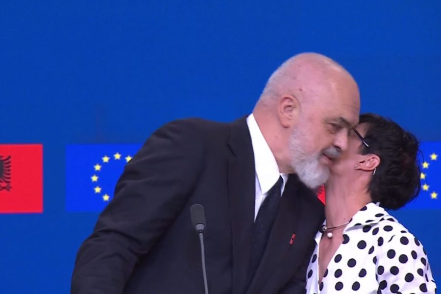 “Duhet të shihni e të mësoni nga dashuria e Shqipërisë për BE”, Marta Kos e puth “live”