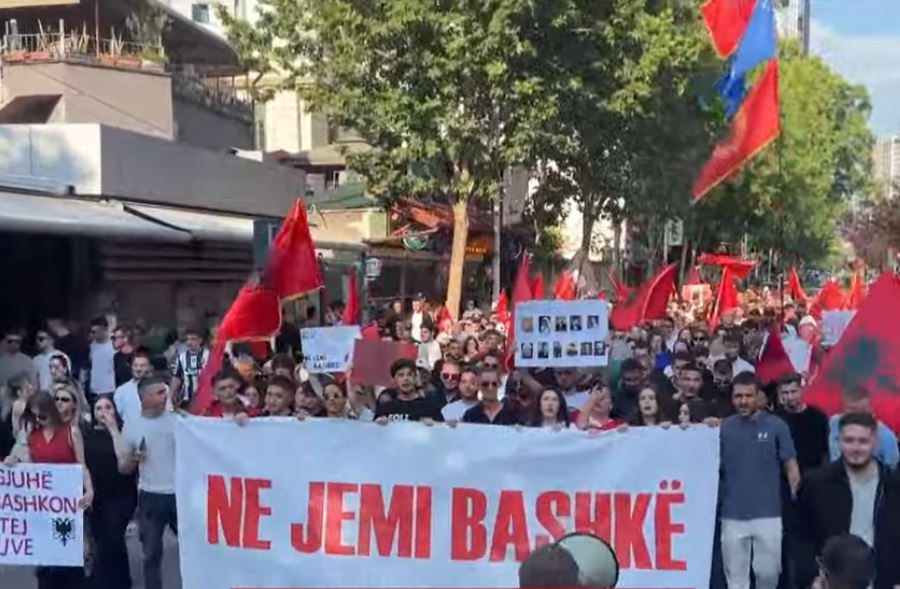 “Shqiptaria është me Shkupin!”, protestë në Tiranë në mbështetje të studentëve shqiptarë në RMV