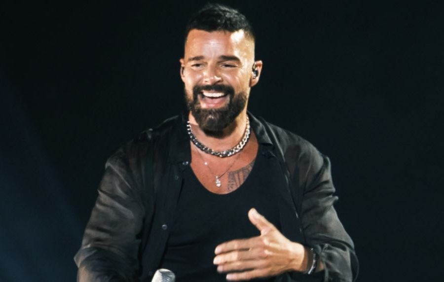 Ricky Martin sulmohet me gaz lotsjellës gjatë koncertit në Malin e Zi