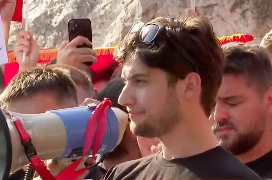 Protesta në Tiranë, studenti nga Maqedonia e Veriut: Gjuha shqipe është kujtesa jonë, është amanet