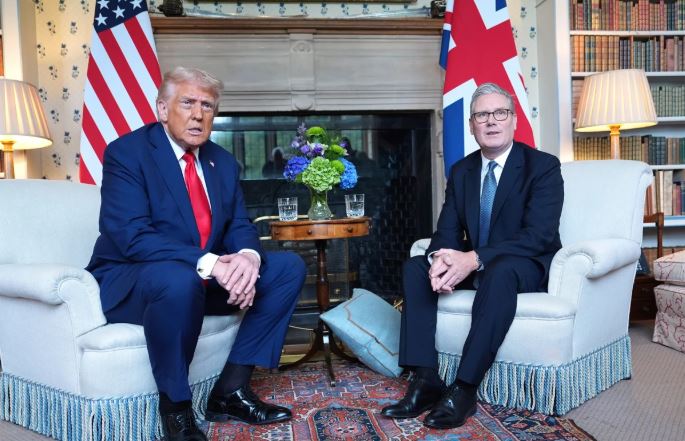 A duhet të qëndrojë apo duhet të largohet? Këshilla e Trump për Starmerin