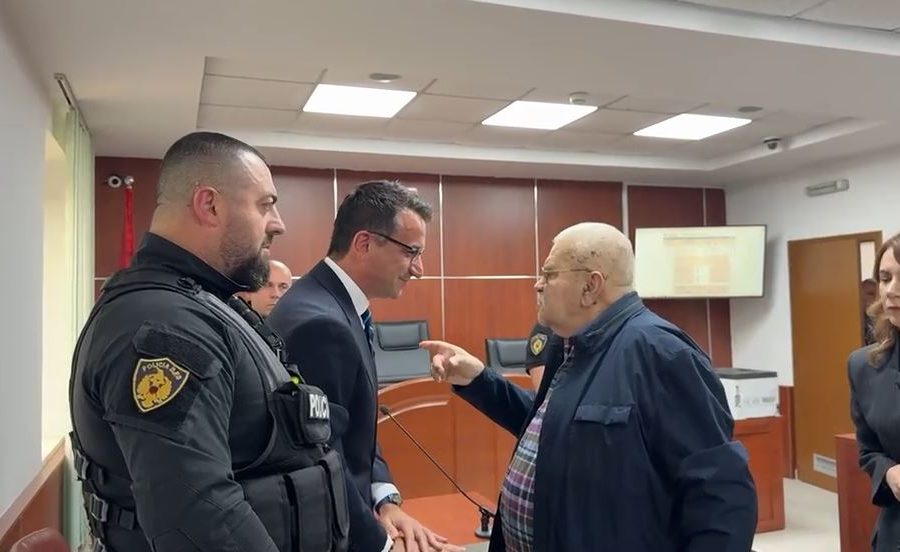 Robert Ndrenika dhe Erion Veliaj në Gjykatën Administrative
