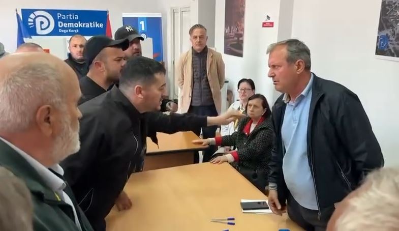 Tensione gjatë votimit për kryetarin e PD Korçë, anëtarët nuk gjejnë emrin në lista (VIDEO)