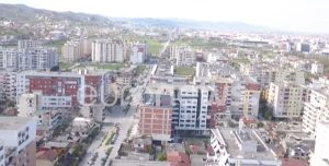 Shqiptarët rrisin investimet jashtë, ngadalësohet tregu vendas i pasurive