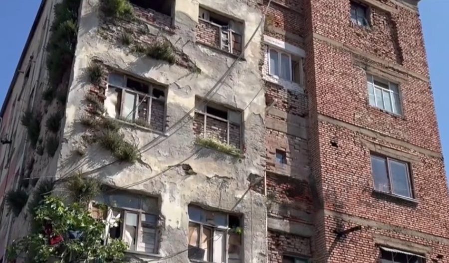 Korçë, mbi 30 familje jetojnë mes lagështirës dhe mjerimit në banesat sociale të qytetit