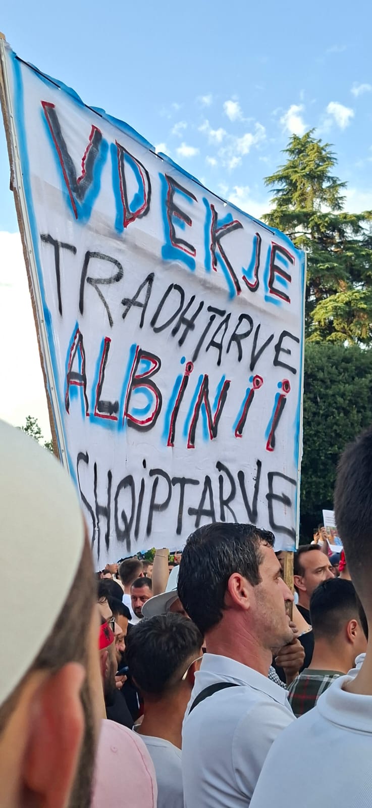 Pankartat që tërhoqën vëmendjen në ditën e 9-të të protestës