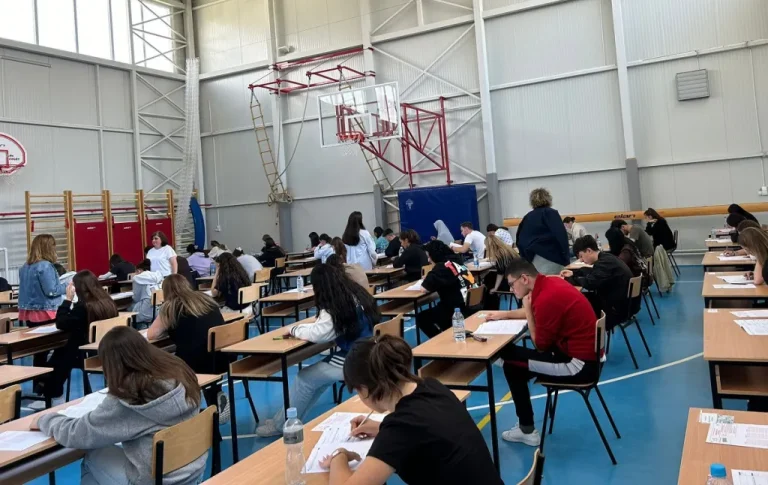 Nisin provimet e Maturës Shtetërore 2026, sot provimi i Gjuhës së Huaj