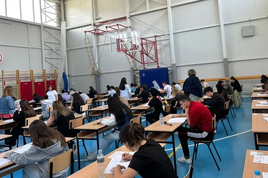 Nisin provimet e Maturës Shtetërore 2026, sot provimi i Gjuhës së Huaj