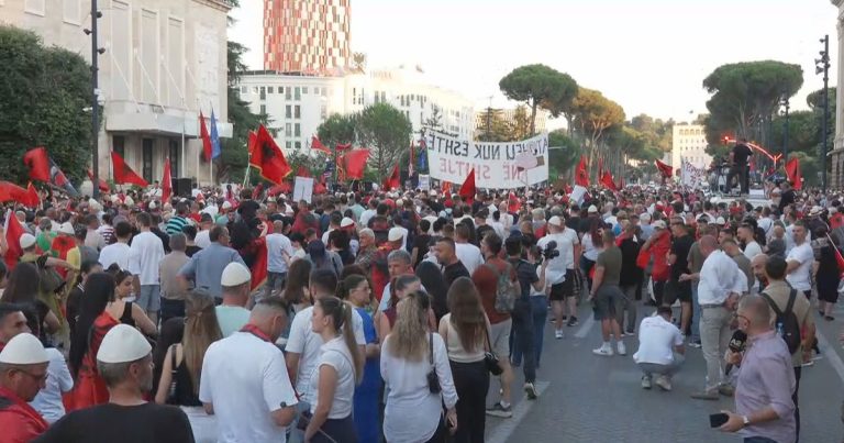 Sot dita e 24-të e protestave në Tiranë, qytetarët pritet të mblidhen para Kryeministrisë