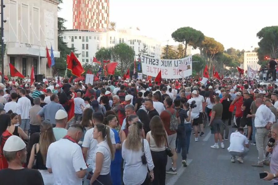 42 ditë protestë sot, qytetarët mbajnë fjalimet para Kryeministrisë