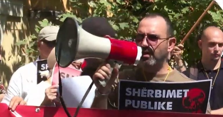 Unioni i Sindikatave protestë para Ministrisë së Financave, paraqet 5 kërkesat kryesore