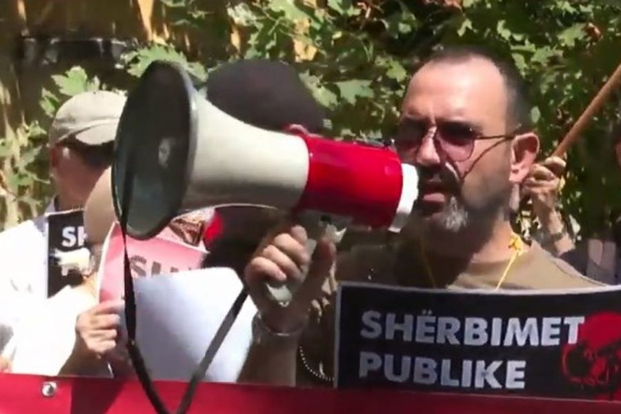 Unioni i Sindikatave protestë para Ministrisë së Financave, paraqet 5 kërkesat kryesore