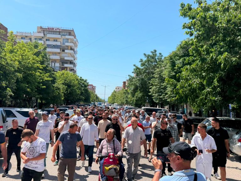 “Duam shërbim dinjitoz”, qytetarët protestojnë për kushtet në Spitalin e Lushnjës