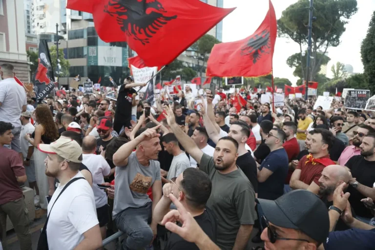 Sot dita e 12-të e protestës në Tirana, qytetarët sërish në bulevard