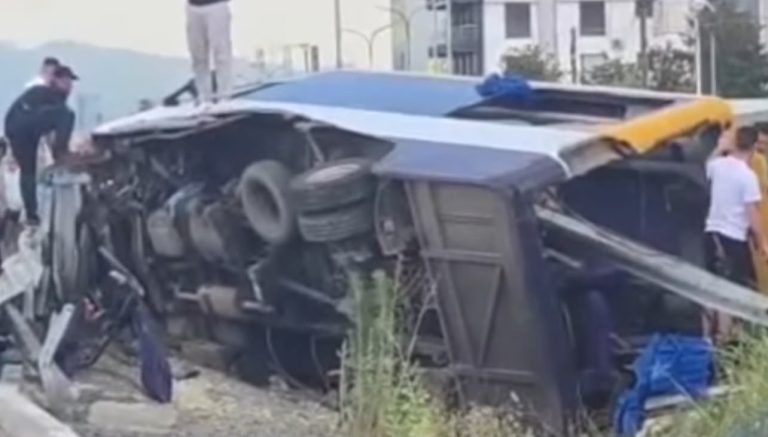 Aksident i rëndë në autostradën Tiranë–Durrës, furgoni me pasagjerë del nga rruga