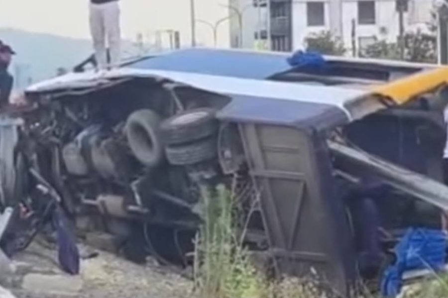 Aksident tragjik me dy të vdekur, furgoni me pasagjerë i linjës së Beratit del nga rruga në autostradën Tiranë–Durrës