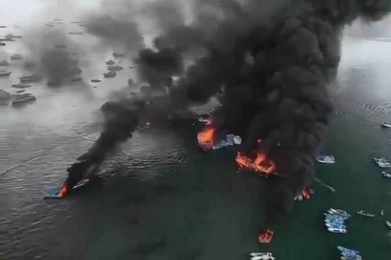 Zjarr i madh në një port peshkimi në Ekuador, shkatërrohen dhjetëra anije