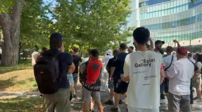Mblidhen protestuesit e parë para Kuvendit, deputetët e PS hyjnë 30 minuta më herët (VIDEO)