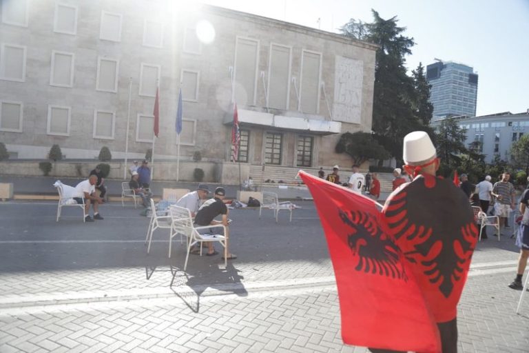 Protesta qytetare në Tiranë, një grup protestuesish kaluan natën përpara Kryeministrisë