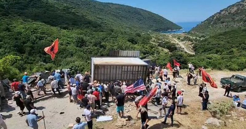 Reagon kompania ”Riviera Kakome”: Shembja e gardhit dhe shkatërrimi i objekteve, akt dhune ndaj pronës private