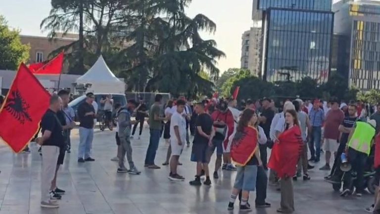 Dita e 10-të e protestës në Tiranë, aktivistët dhe qytetarët mblidhen në shesh