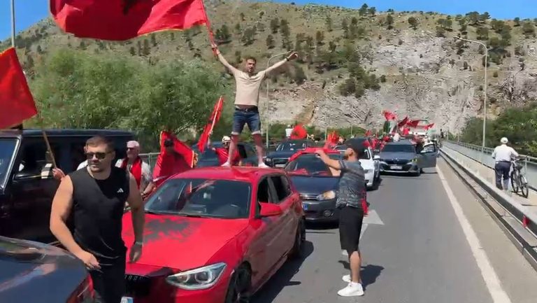 Autokolona e Diasporës mbërrin në Shkodër, niset drejt Tiranës në mbështetje të protestës (PAMJE)