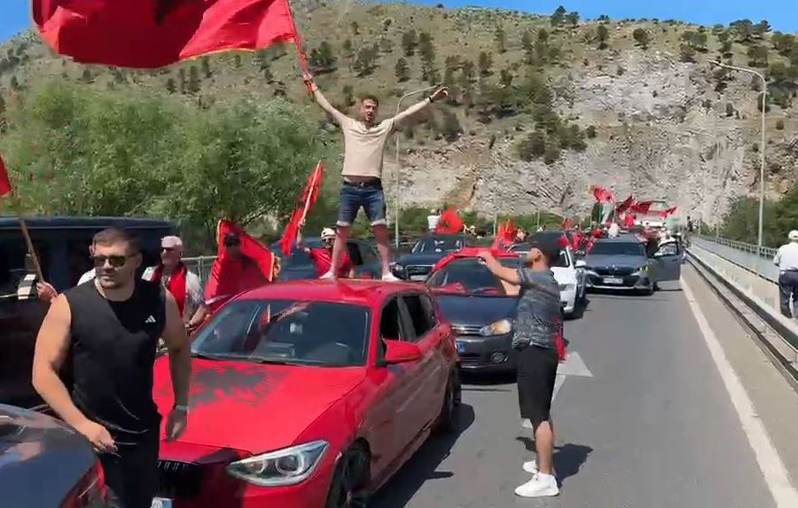 Autokolona e Diasporës mbërrin në Shkodër, niset drejt Tiranës në mbështetje të protestës (PAMJE)