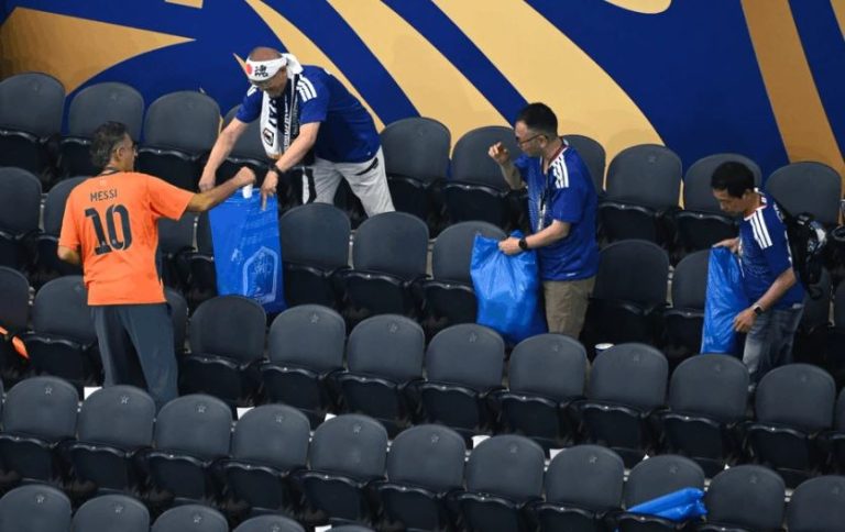Tifozët japonezë i përmbahen traditës së pastrimit të tribunës në stadium (VIDEO