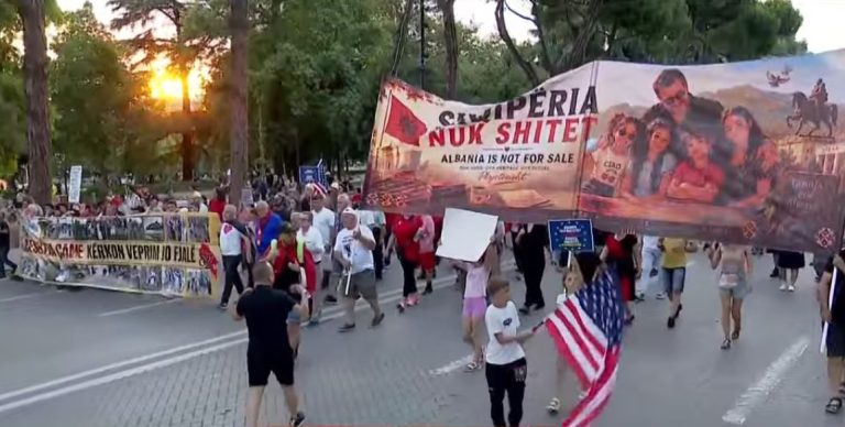 Dita e 27-të e protestës në Tiranë, qytetarët marshojnë nga sheshi “Skënderbej” drejt Kryeministrisë