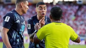 FIFA pezullon komentatorin e Kupës së Botës që protestoi për kartonin e kuq të Almiron kundër Turqisë