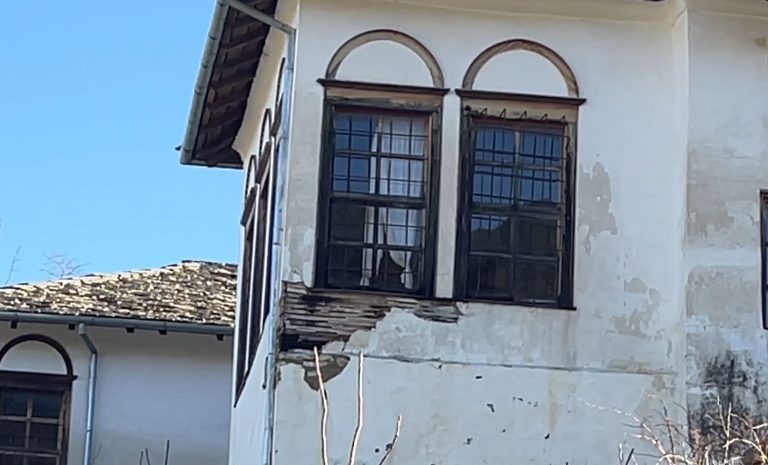 Problemet e pronësisë në Gjirokastër, braktisen godinat karakteristike rrezikohen vlerat muzeale