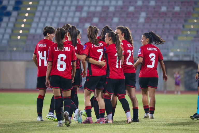 Shqipëria e vajzave siguron Ligën B dhe play off-in historik për Botërorin “Brazil 2027”